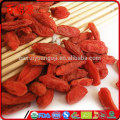 Mão selecionando Ningxia wolfberry goji berry doces frutas secas